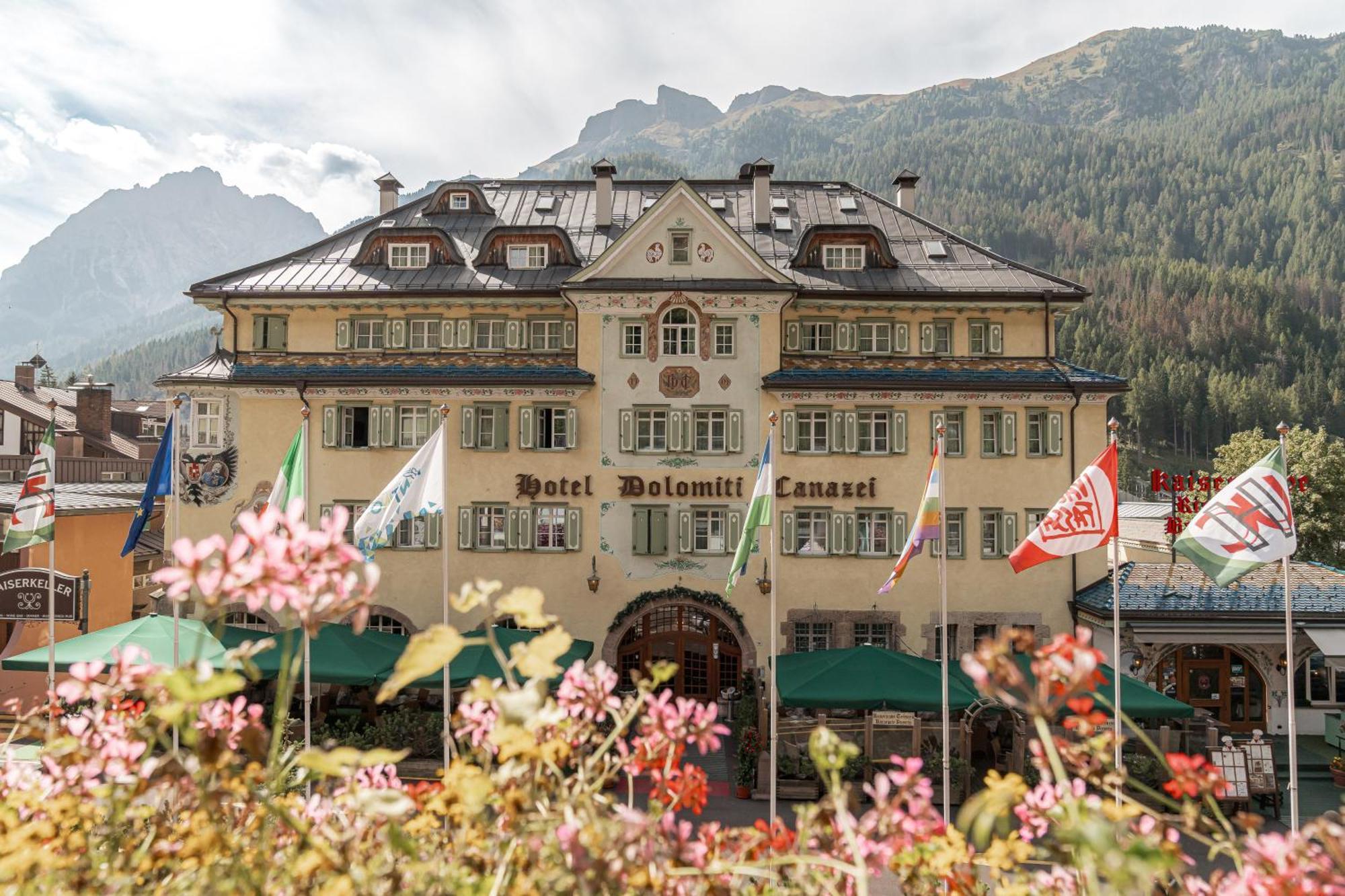 Hotel Dolomiti Schloss Canazei Eksteriør bilde