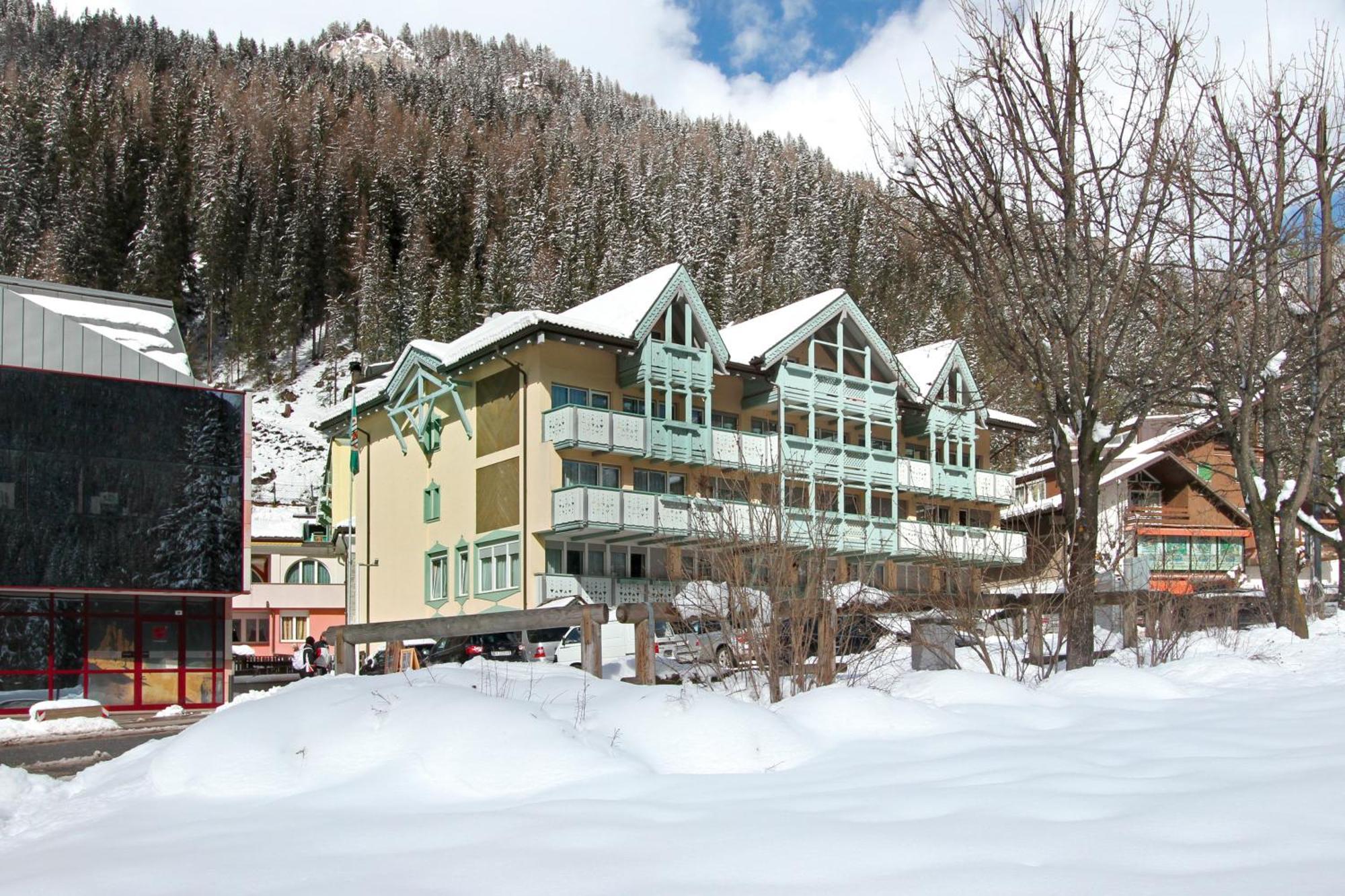 Hotel Dolomiti Schloss Canazei Eksteriør bilde