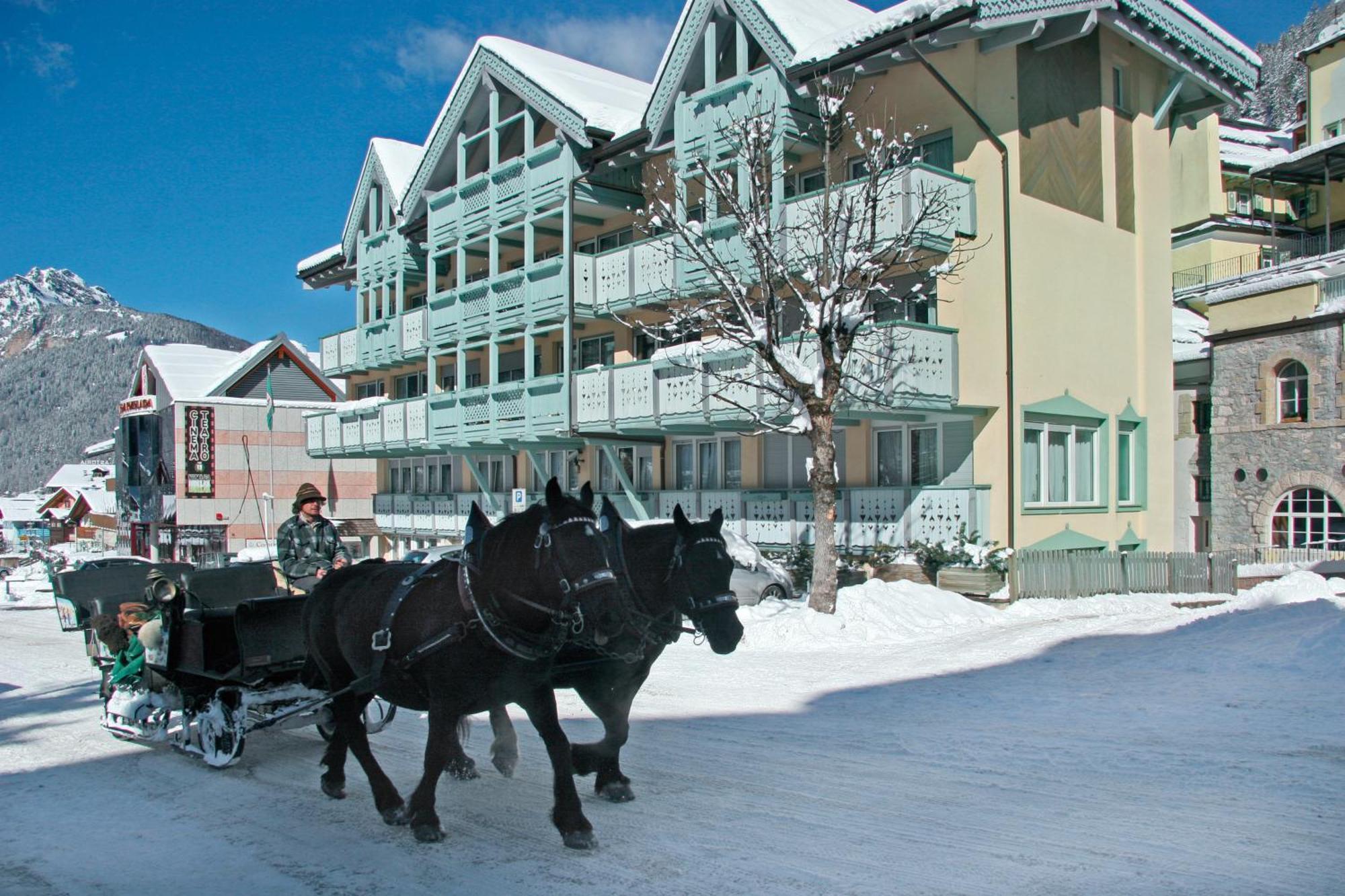 Hotel Dolomiti Schloss Canazei Eksteriør bilde