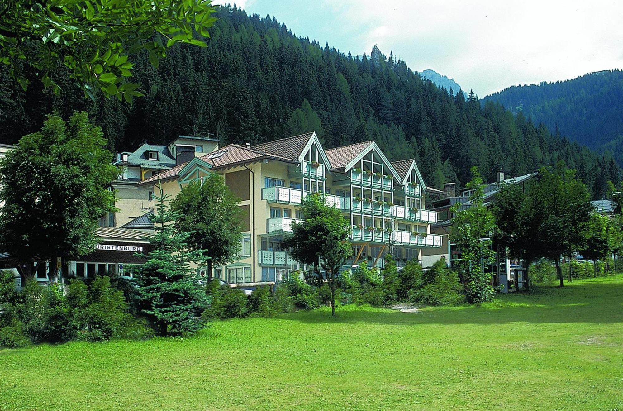 Hotel Dolomiti Schloss Canazei Eksteriør bilde